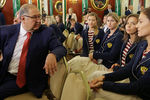 Бизнесмен и президент Международной федерации фехтования Алишер Усманов со спортсменками