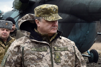 Петр Порошенко во время рабочей поездки в Донецкую область, март 2016 года