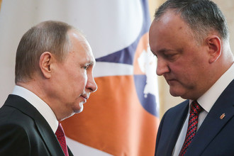 Президент России Владимир Путин и президент Молдавии Игорь Додон после заседания Высшего Евразийского экономического совета в Бишкеке, 14 апреля 2017 года
