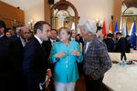 Президент Франции Эммануэль Макрон (слева) говорит с канцлером Германии Ангелой Меркель (центр) и главой МВФ Кристин Лагард (справа) на саммите G7 в Таормине, Сицилия, Италия, 27 мая 2017 года 