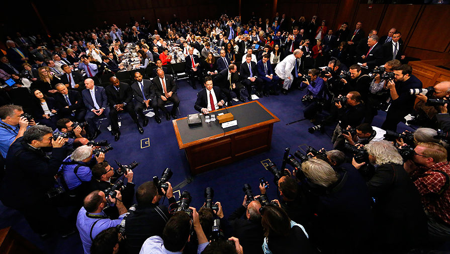 Экс-директор ФБР во время дачи показаний в специальном комитете сената США по разведке, 8 июня 2017 года 