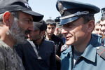 Никол Пашинян и заместитель начальника полиции Еревана Валерий Осипян во время митинга сторонников оппозиции, 25 апреля 2018 года