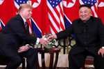 Президент США Дональд Трамп и лидер КНДР Ким Чен Ын во время встречи в Ханое, 27 февраля 2019 года