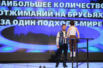 Зелим Куриев и его шестилетний сын Рахим Куриев во время регистрации рекорда по отжиманиям на брусьях в Книге рекордов России в студии телерадиокомпании «Грозный», 20 марта 2019 года