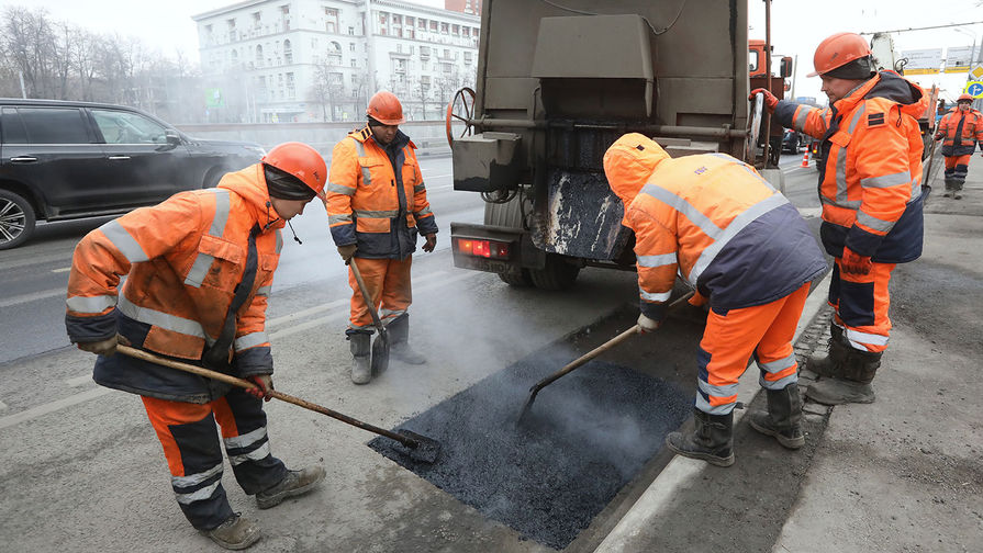 Путин призвал быстрее проводить реконструкцию автодорог