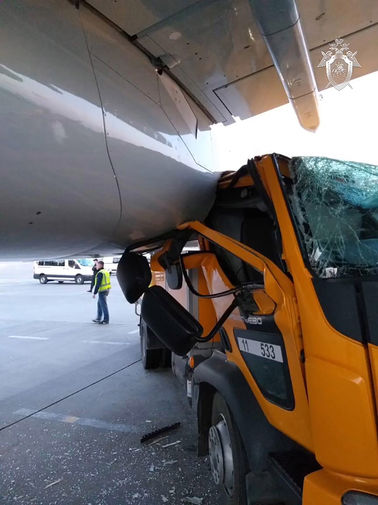 На&nbsp;месте столкновения автомобиля технических служб и пассажирского самолета Boeing в&nbsp;Шереметьево, 2 мая 2019 года