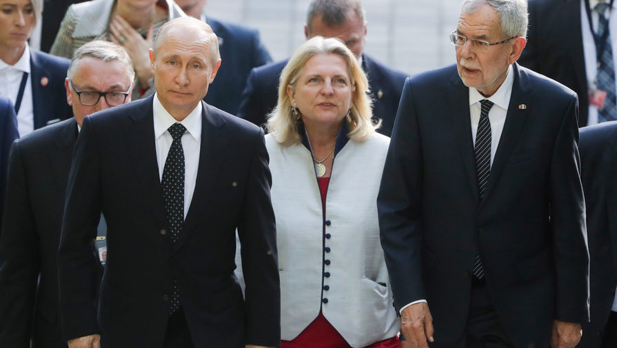 Президент России Владимир Путин, министр иностранных дел Австрии Карин Кнайсль и президент Австрии Александр Ван дер Беллен (слева направо на первом плане) во время встречи в Сочи, 15 мая 2019 года