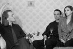 Слева направо: Александр Стриженов в роли Марка, Денис Кмит в роли Саши и Екатерина Стриженова в роли Сони на съемках фильма «Какаду», 1992 год
