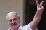 Президент Белоруссии Александр Лукашенко выступает на митинге своих сторонников на площади Независимости, 16 августа 2020 года