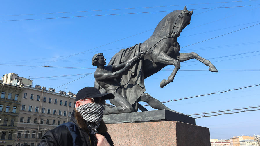 В Петербурге задержали мужчин, надевавших варежки на бронзовых коней на Аничковом мосту