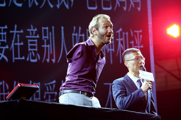 Ник Вуйчич выступает на&nbsp;стадионе Шэньянского университета в&nbsp;рамках турне по&nbsp;Китаю, 2017&nbsp;год