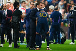 Президент Франции утешает нападающего сборной Франции Килиана Мбаппе после проигрыша в финале чемпионата мира по футболу, 18 декабря 2022 года