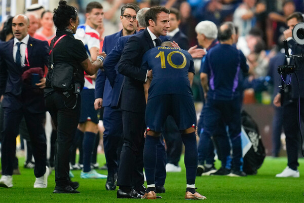 Президент Франции утешает нападающего сборной Франции Килиана Мбаппе после проигрыша в&nbsp;финале чемпионата мира по&nbsp;футболу, 18&nbsp;декабря 2022&nbsp;года