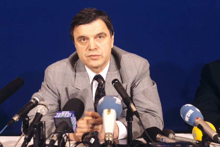 Руслан Хасбулатов во время пресс-конференции, 1994&nbsp;год