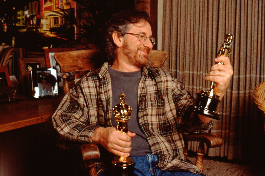 Стивен Спилберг в своем офисе с двумя статуэтками «Оскар» за фильм «Список Шиндлера», 1994 год