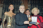 В 1990 году Пако Рабан получил награду «Золотой наперсток» за свою весенне-летнюю коллекцию высокой моды 1990 года