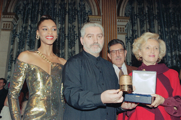 В&nbsp;1990 году Пако Рабан получил награду «Золотой наперсток» за&nbsp;свою весенне-летнюю коллекцию высокой моды 1990&nbsp;года