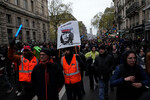 Марш протестующих против пенсионной реформы в Париже, 14 апреля 2023 года