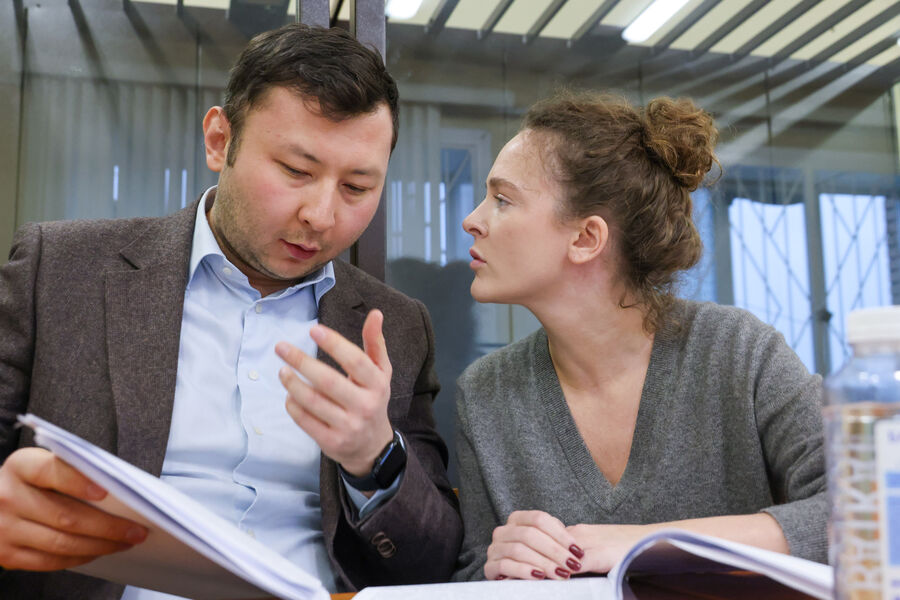 Адвокат Жанат Бекетов и актриса Аглая Тарасова во время заседания в&nbsp;Домодедовском городском суде, Москва, 26&nbsp;ноября 2025&nbsp;года