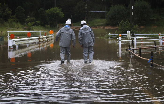 В&nbsp;сельских районах учителя добровольно отправились дежурить к&nbsp;речным переправам, чтобы помочь детям благополучно добраться до&nbsp;дома.