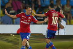 Игнашевич и Дзагоев празднуют второй гол в ворота петербуржцев