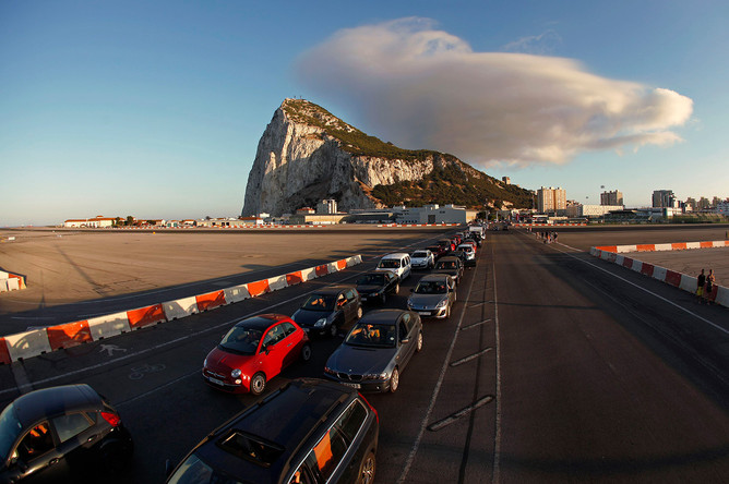 Автомобили на границе Гибралтара и Испании