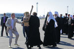 Активистка движения «Фемен» в аэропорту Борисполь во время акции протестует против приезда патриарха Московского и всея Руси Кирилла в Киев. 26 июля 2013 года