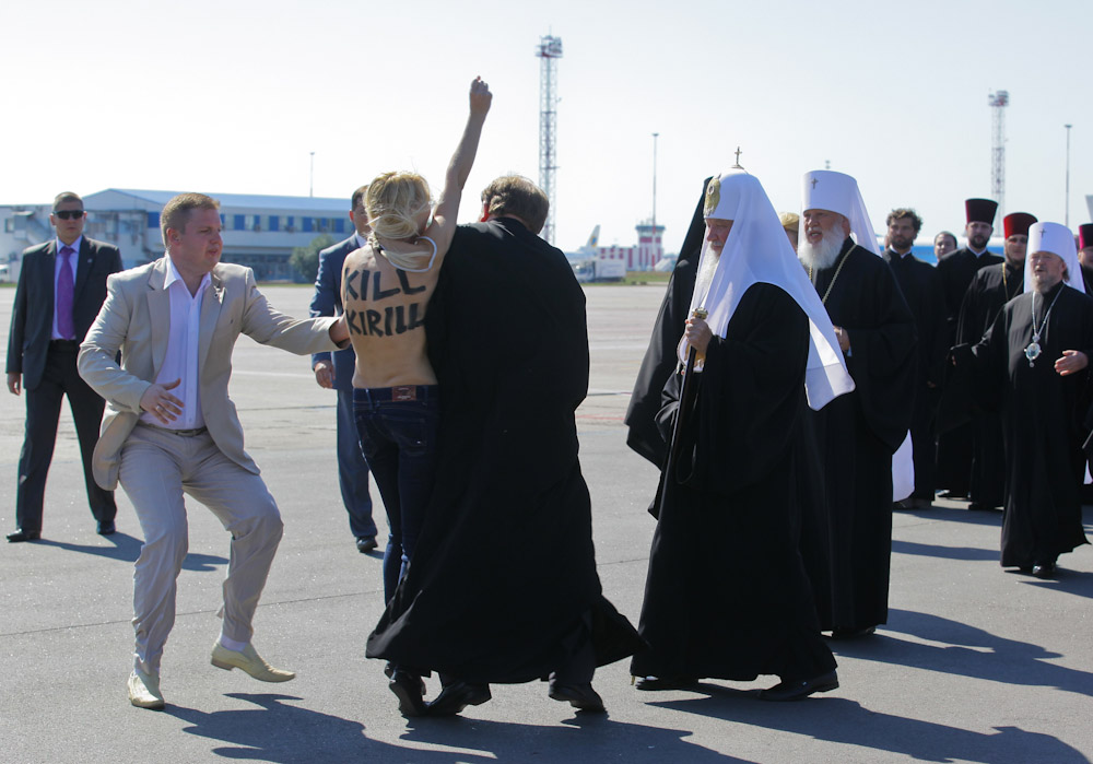 Активистка движения «Фемен» в аэропорту Борисполь во время акции протестует против приезда патриарха Московского и всея Руси Кирилла в Киев. 26 июля 2013 года