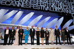 Ведущий церемонии Ламбер Вильсон с членами жюри во время церемонии открытия 67-го Каннского кинофестиваля