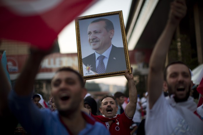 Сторонники Эрдогана реагируют на объявление итогов выборов президента Турции