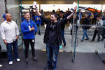 Дэвид Рахими держит свои iPhone 6 и iPhone 6 Plus: он стал самым первым счастливым обладателем новинок Apple в Сиднее 