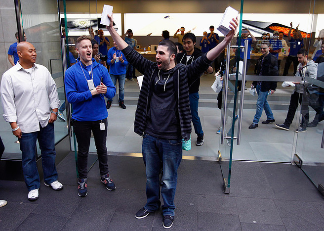 Дэвид Рахими держит свои iPhone 6&nbsp;и iPhone 6&nbsp;Plus: он стал самым первым счастливым обладателем новинок Apple в&nbsp;Сиднее 