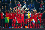 Церемония награждения финала Лиги Европы. Победителем турнира стала «Севилья», обыгравшая «Днепр» со счетом 3:2
