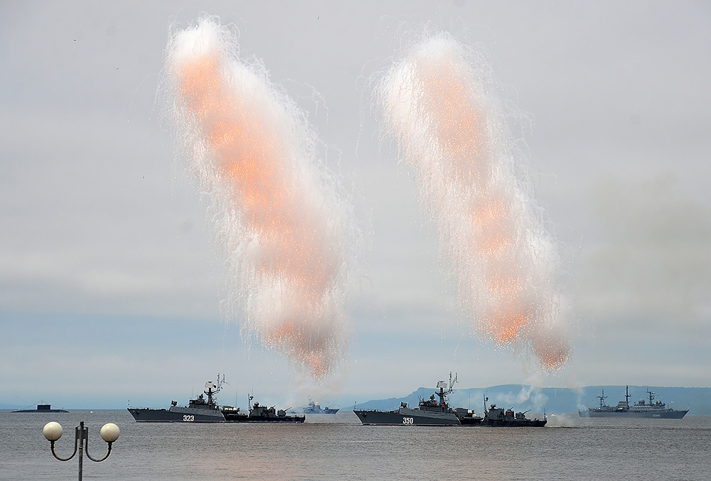 Парад кораблей на праздновании Дня Военно-морского флота России в акватории Амурского залива