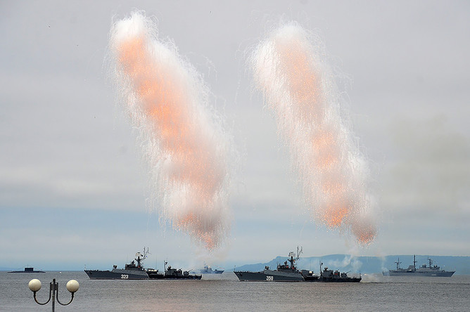 Парад кораблей на праздновании Дня Военно-морского флота России в акватории Амурского залива