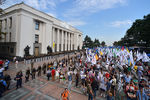 Участники протестной акции у здания Верховной рады Украины в Киеве