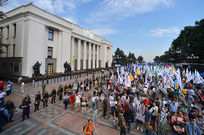 Участники протестной акции у здания Верховной рады Украины в Киеве