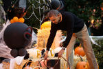 Президент США Барак Обама во время празднования Хеллоуина для детей во дворе Белого дома