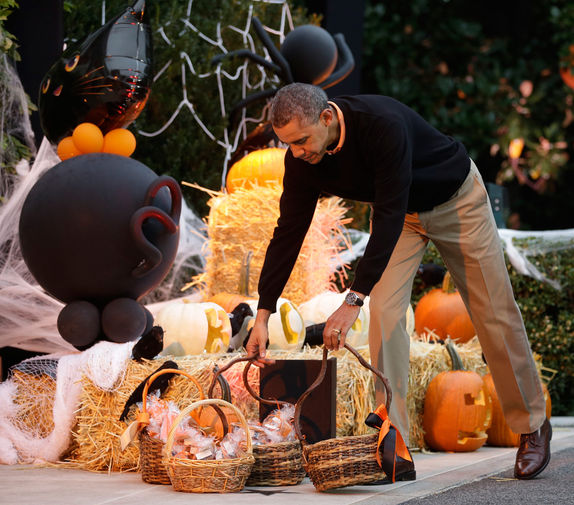 Президент США Барак Обама во время празднования Хеллоуина для&nbsp;детей во дворе Белого дома