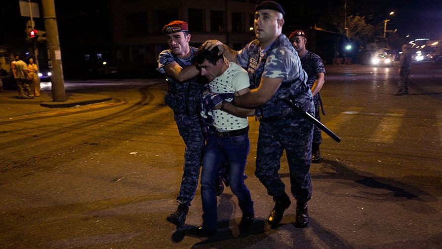 Столкновения полиции и демонстрантов во время акции протеста оппозиции в&nbsp;Ереване 29&nbsp;июля 2016&nbsp;года