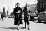 Даниэль Дарьё и режиссер Макс Офюльс во время прогулки по Западному Берлину перед премьерой фильма «Мадам де…», 1954 год