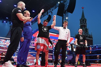 Российский боксер Станислав Каштанов (третий слева) и белорусский боксер Сергей Хомицкий (справа) после поединка в рамках празднования Дня российского бокса на Красной площади.