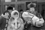 Гимнастка Ольга Корбут и ее супруг, солист ансамбля «Песняры» Леонид Борткевич, с первенцем, 1979 год