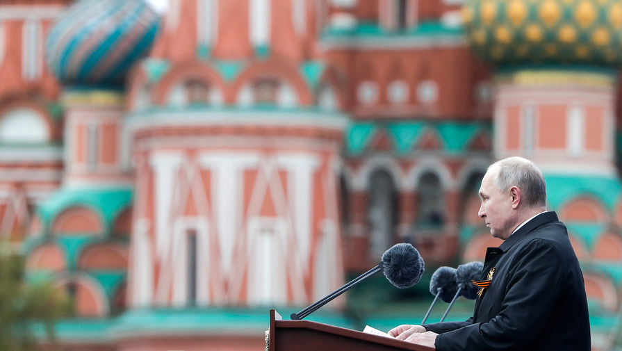  Руският президент Владимир Путин приказва по време на парада, отдаден на 76-годишнината от успеха във Великата отечествена война, на Червения площад, 9 май 2021 година 