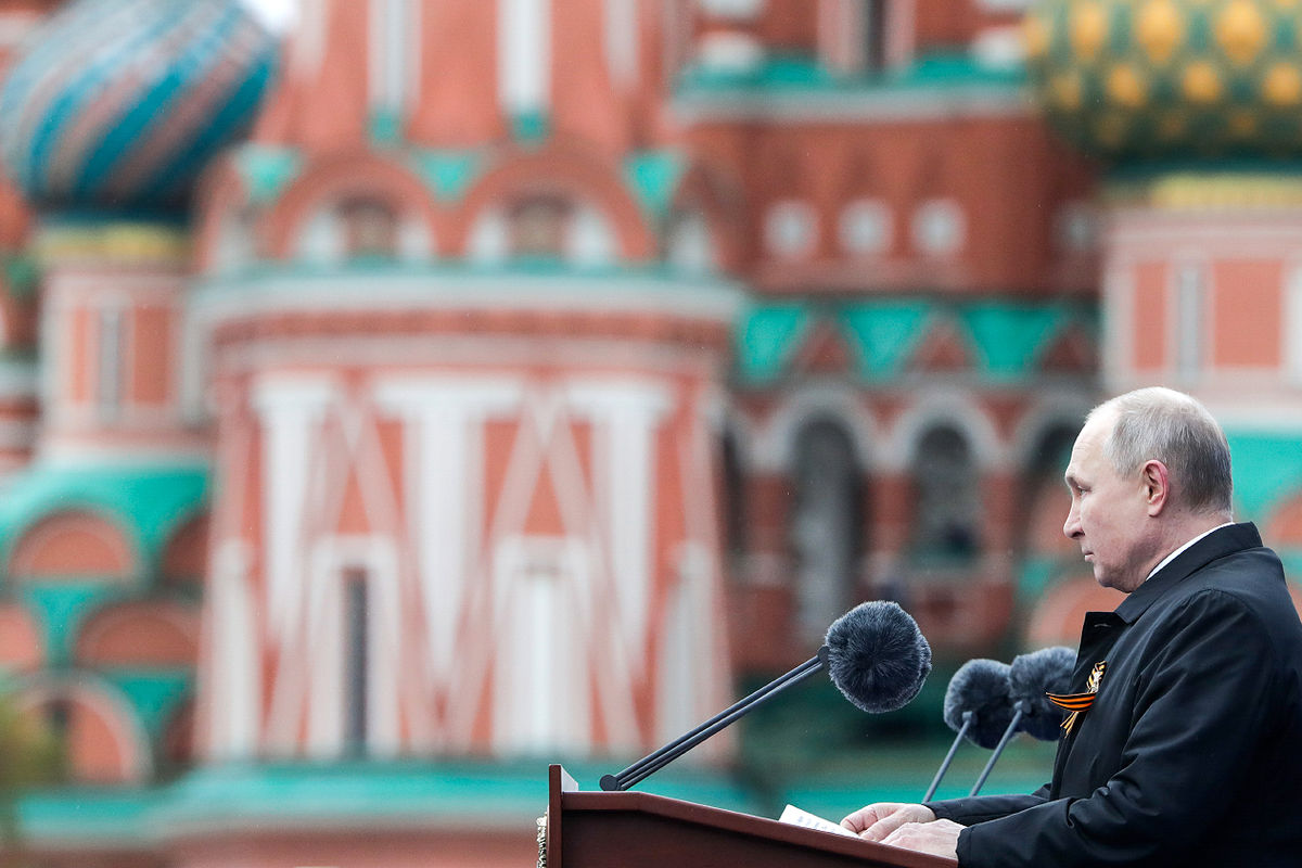 Президент РФ Владимир Путин выступает во время парада, посвященного 76-й годовщине Победы в Великой Отечественной войне, на Красной площади, 9 мая 2021 года