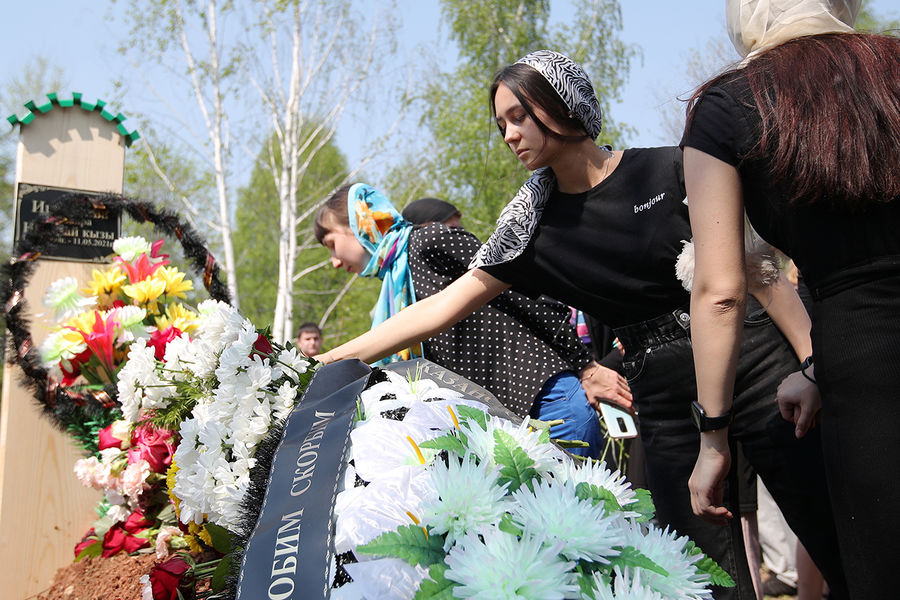 Похороны погибших при&nbsp;стрельбе в&nbsp;школе № 175 на&nbsp;Самосыровском кладбище в&nbsp;Казани, 12 мая 2021 года
