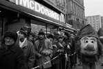 Очередь у входа в первый ресторан «Макдональдс» на Пушкинской площади в Москве в день открытия, 31 января 1990 год