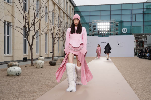 Модель во время показа коллекции на неделе моды в Сеуле, Южная Корея, 2022 год