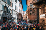 Велогонщики проезжают через город Сиена во время 12-го этапа Джиро д'Италия 2021 года
