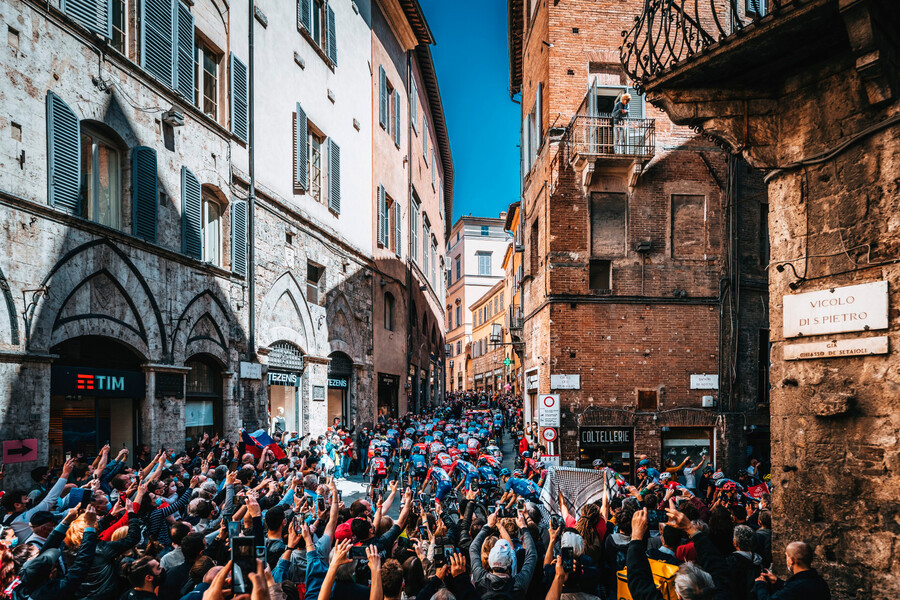 Велогонщики проезжают через&nbsp;город Сиена во время 12-го этапа Джиро д'Италия 2021&nbsp;года